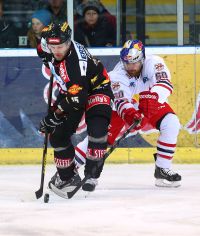 Francois Fortier (Capitals) und Troy Milam (EC RBS) (c) GEPA Roittner .jpg