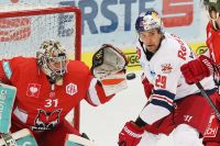 Leland Irving (Bozen) und Chris VandeVelde (EC RBS) (c) GEPA pictures Mathias Mandl .jpg