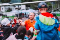 Alexander Schlager mit Fans (c) Andreas Schaad - FC Red Bull Salzburg