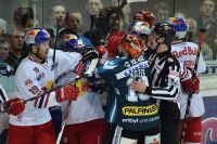 Joe Motzko (EC RBS) und Andrew Jacob Kozek (Black Wings) (c) GEPA Ertl .jpg