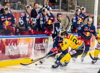 Hampus Eriksson (Capitals) und Peter Schneider (EC RBS) (c) GEPA Eisner .jpg