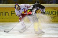 Joe Motzko (EC RBS) und Patrick Jarrett (Dornbirn) (c) GEPA Lerch.jpg