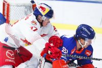 Nikolaus Heigl (EC RBS) und Corey Mackin (Innsbruck) (c) GEPA pictures Geieregger .jpg